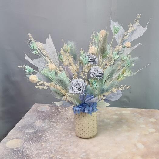 Нежная композиция из стабилизированных цветов и сухоцветов
