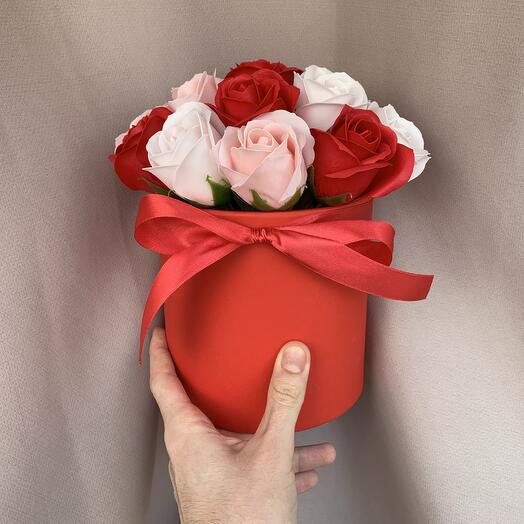 Красный букет из 17 роз из мыла
