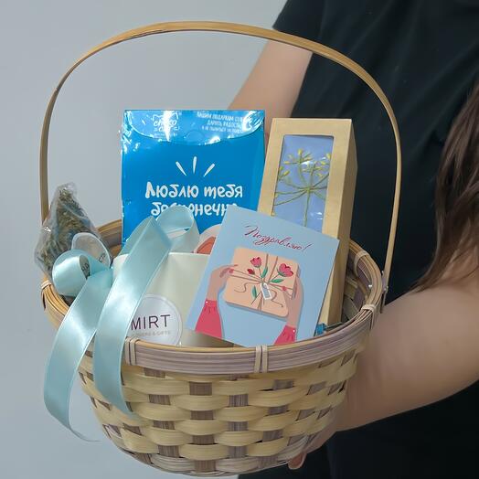 Чайный набор с керамической кружкой,  чаем, декором и открыткой в плетеной корзинее🤍