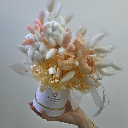 Композиция из сухоцветов и стабилизированных цветов