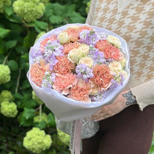 Букет «Карамель» с ароматной маттиолой, кустовыми розами и диантусами 🤍