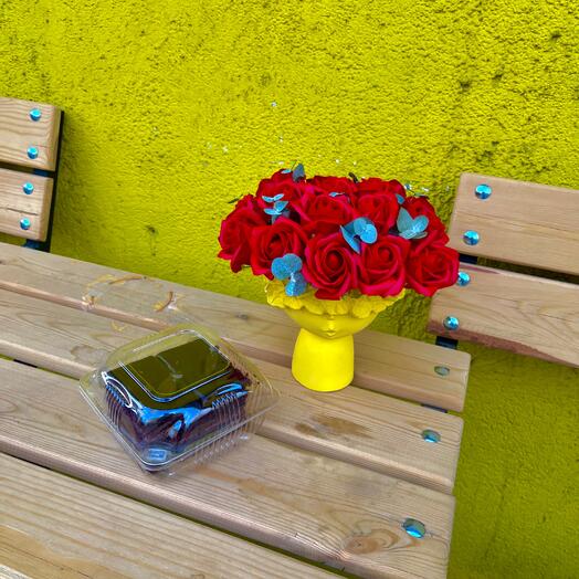 Букет роз и пирожное