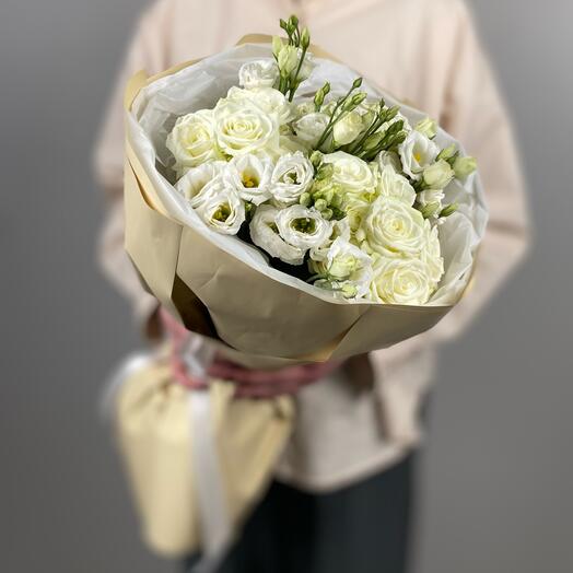 Белый букет из кустовых роз и эустом