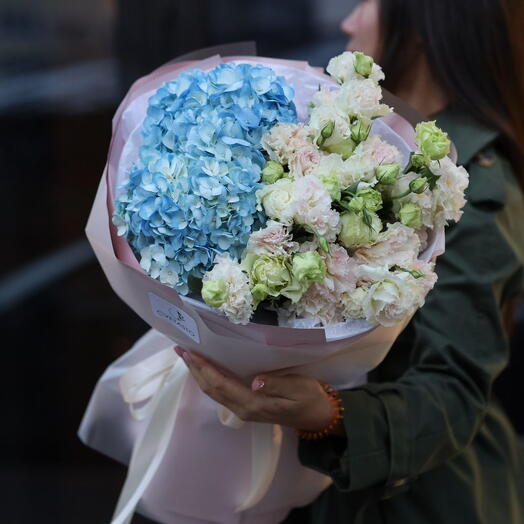 Сборный букет с гортензией и лизиантусом