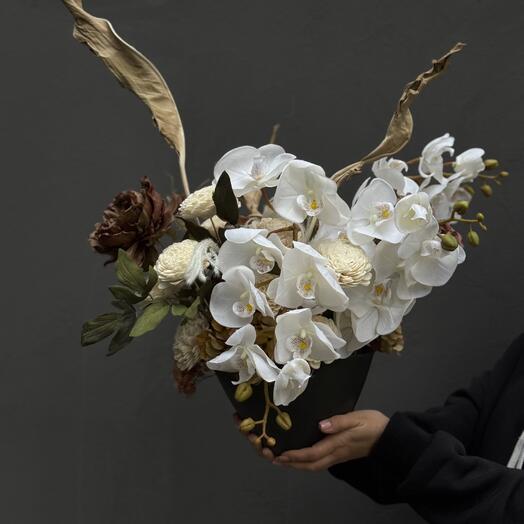 Композиция из искусственных цветов