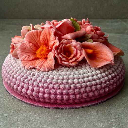 8 марта торт love is с букетом из зефирных цветов