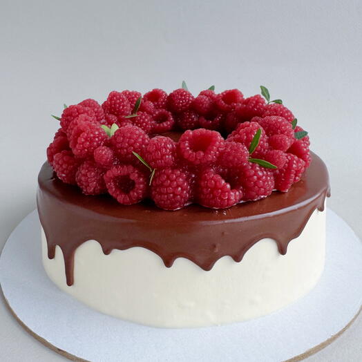 Торт шоколад-банан с венком из малинового желе 1 кг