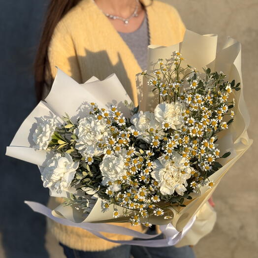 Букет из диантусов и танацетума