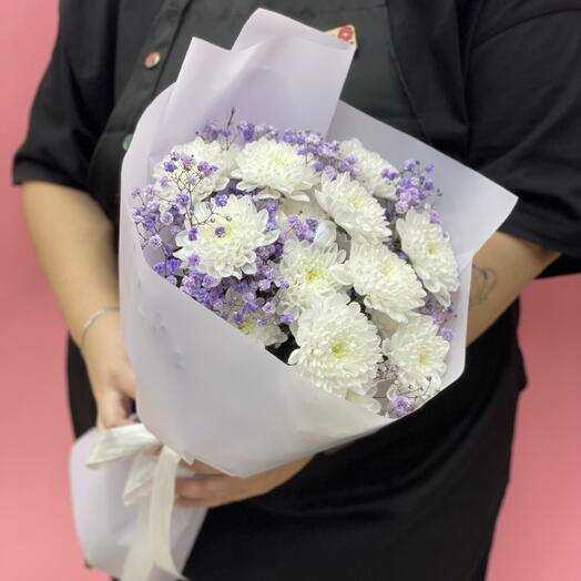 Букет с кустовой хризантемой и цветной гипсофилой