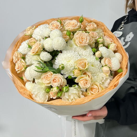 Букет из кустовой розы и хризантем