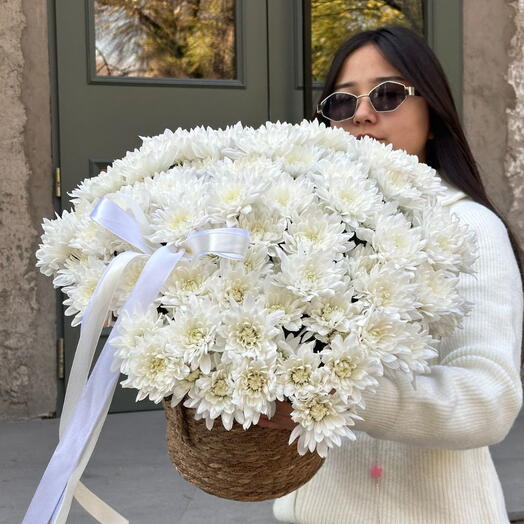 Букет из хризантем в корзине