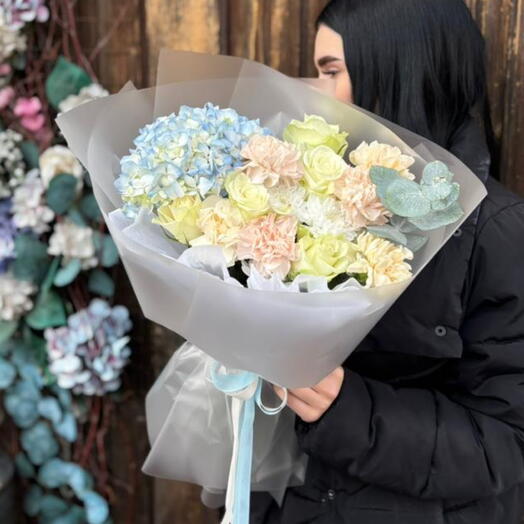 Нежный букет Любимой с пушистой гортензией, белыми розами и диантусами