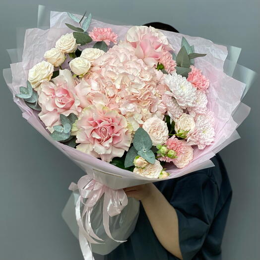 Букет с гортензией и французскими розами
