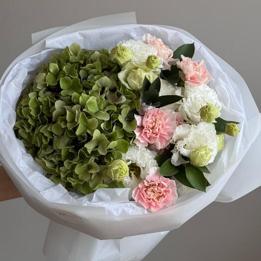 Стойкий букет с гортензией
