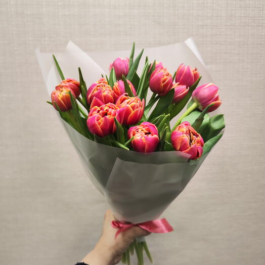 15 розовых пионовидных тюльпанов в матовой пленке