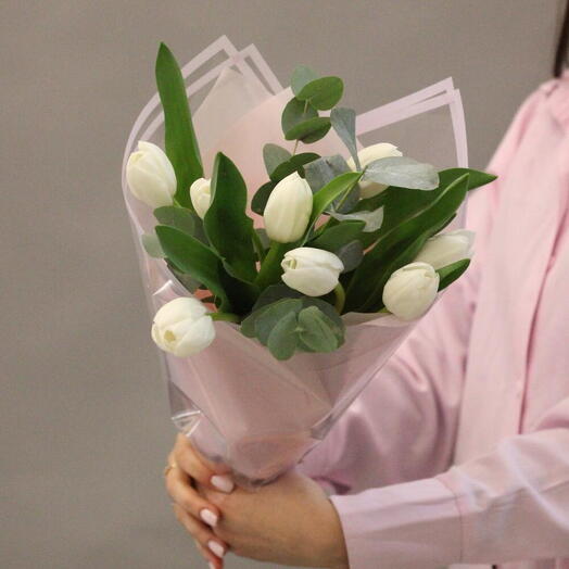 7 белых тюльпанов с эвкалиптом