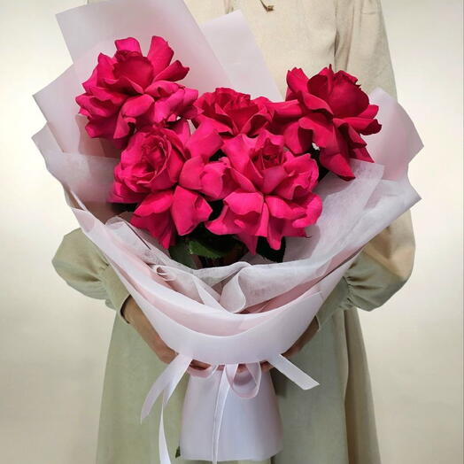 Малиновые розы оригинальный моно букет les fleur (В0048)
