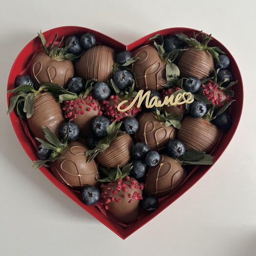 Сердце из клубники «Маме»