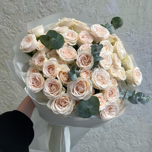 Монобукет из 13 нежных кустовых пионовидных роз Софи с эвкалиптом