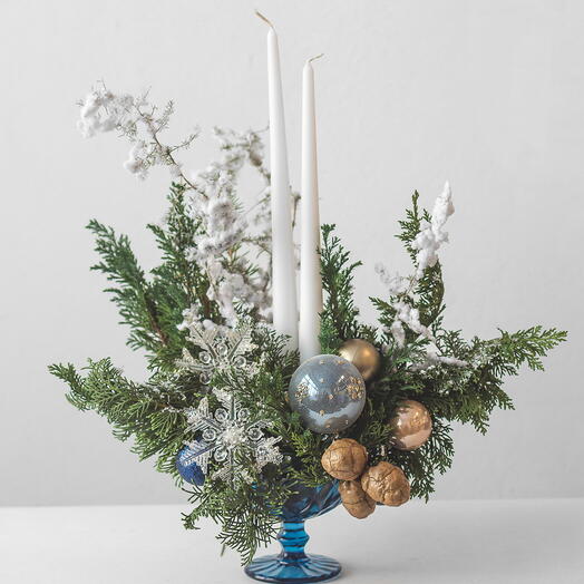 Синяя композиция со свечами с живой хвоей, размер M