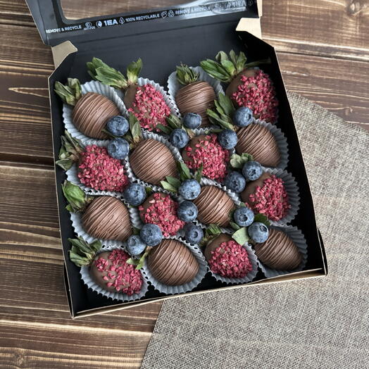 Клубника в шоколаде с голубикой набор 16 ягод