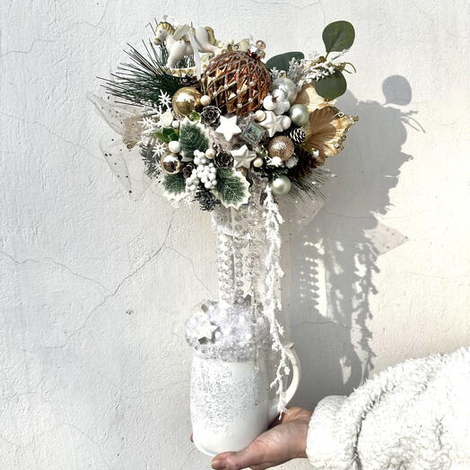 Композиция ручной работы из искусственных цветов "Белая кружка и гипсовая лошадка"