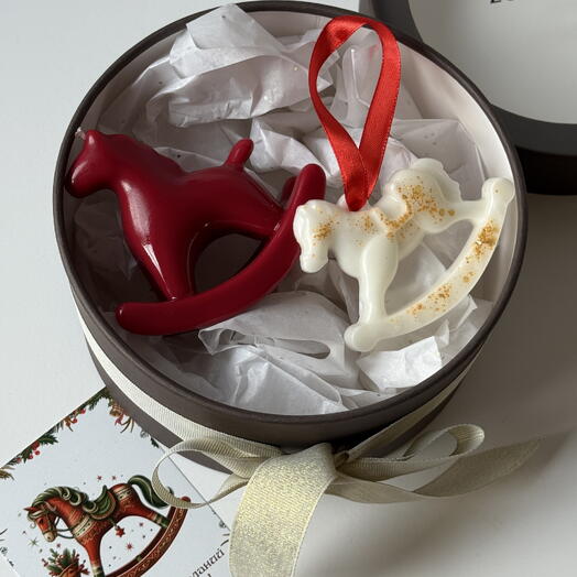 Новогодний набор свеча Лошадка и саше Лошадка