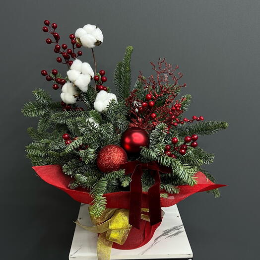 Новогодняя композиция «Зимние ягоды» с ароматной елью