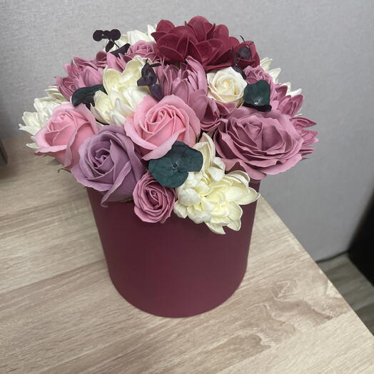 Букет бордовый из мыльных цветов