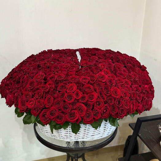 Роскошная корзина из 550 роз🌹