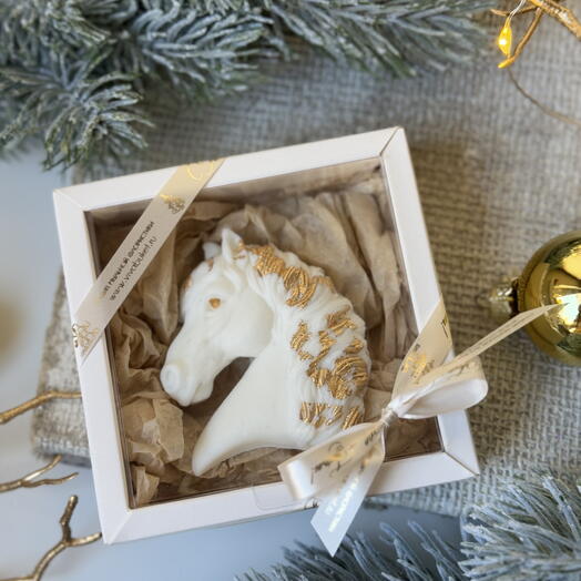 Сувенир, новогодний подарок из мыла, конь, лошадь белая в позолоте