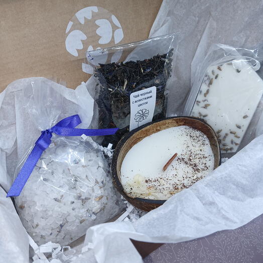 Подарочный набор на 8 марта со свечой в кокосе, чаем, солью для ванн и аромасаше