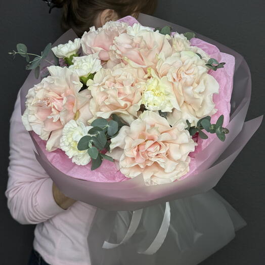 Розы и белые диантусы «Love Flowers»