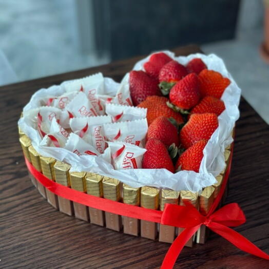 Сердце из клубники и конфет Merci и Raffaello