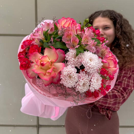 Дофаминовый Букет с французскими розами, хризантемой и альстромерией «Клубничное лето» + сладкий подарок 🎁