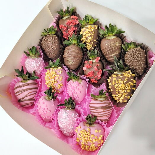 Набор из клубники в шоколаде молочный и белый шоколад