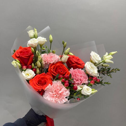 Яркий букет с розами, гипперикумом, эустомой и диантусами