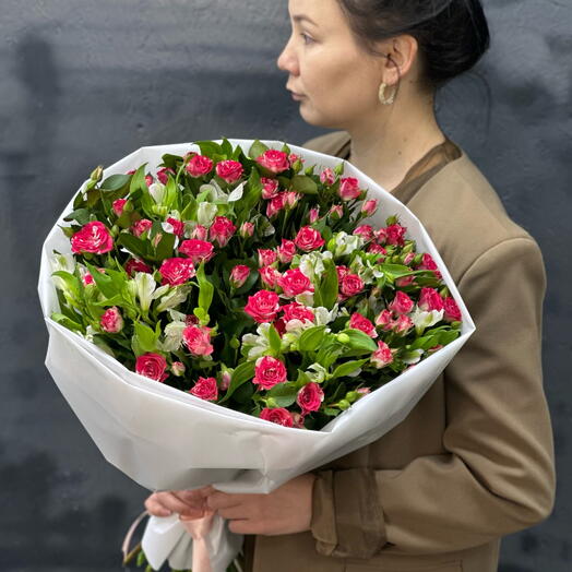 Кустовые розы с Альстромерией