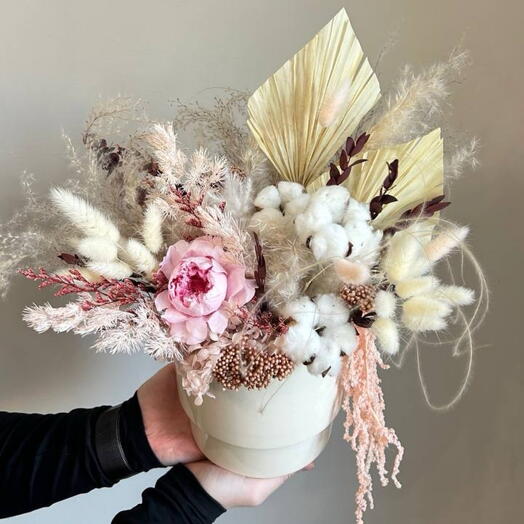Композиция из сухоцветов в кашпо