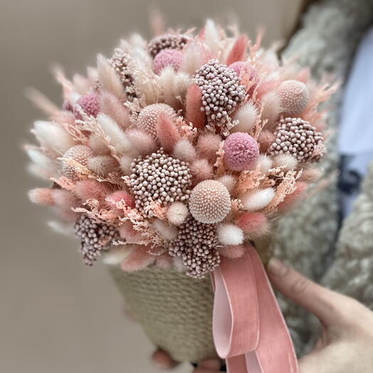 Композиция из сухоцветов в плетенном кашпо «50 оттенков розового» N 111