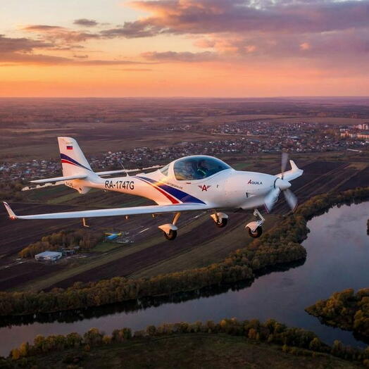 Подарочный сертификат «Полет на закате на самолете Aquila A210» (20 минут, 1 человек)