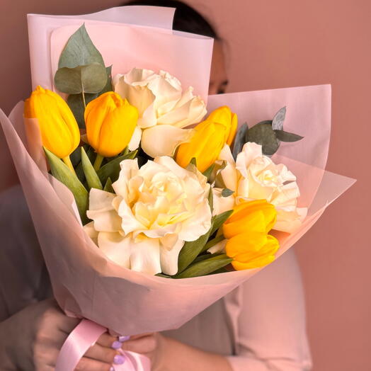 Букет с желтыми тюльпанами и французскими белыми розами с эвкалиптом  розами