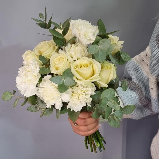 Букет невесты в современном стиле из розы и диантуса