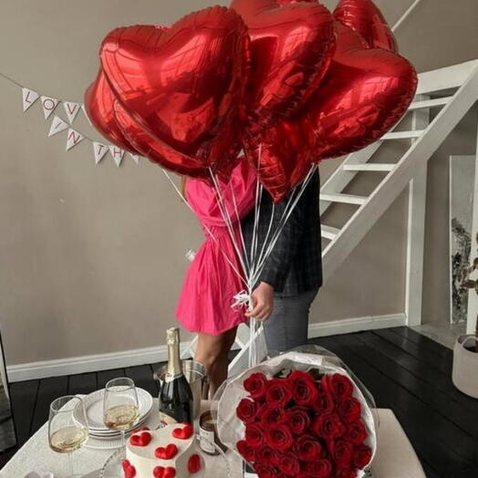 Комбо красные розы шары и бенто торт