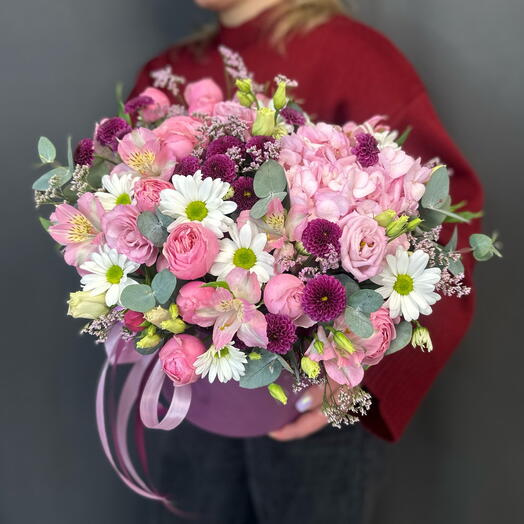 Цветочная композиция в сиреневой коробочке с пионовидными розами/хризантемой/гортензией