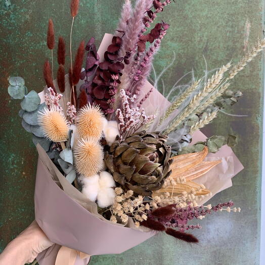 Букет из сухоцветов с артишоком и протеей