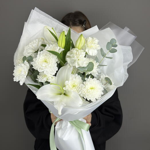 Авторский букет с лилией и белыми диантусами