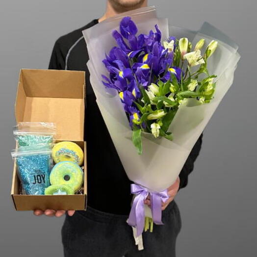 Букет с ирисами и альстромерией и спа набор