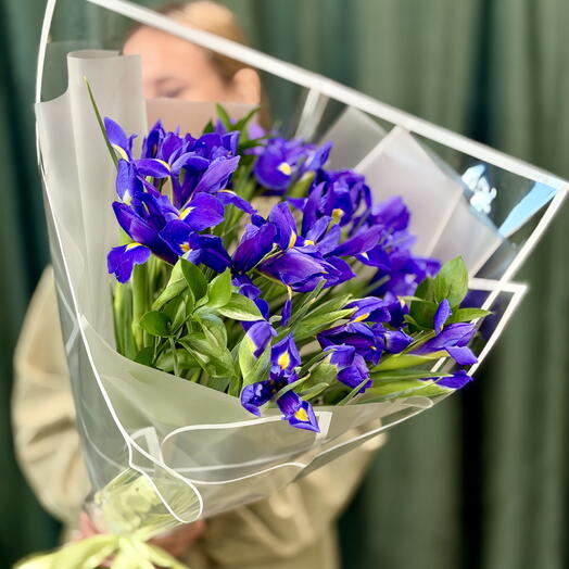 Букет из 25 ирисов с рускусом