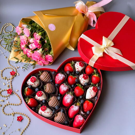 Красное сердце М из клубники в бельгийском шоколаде и букет роз Любовь